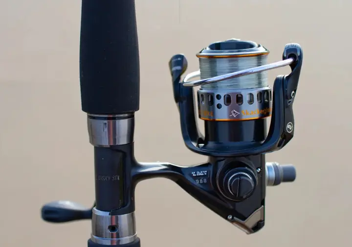 Side-by-side comparison highlighting the quality difference between the durable GX2 rod handle and the basic reel found in combo packages.