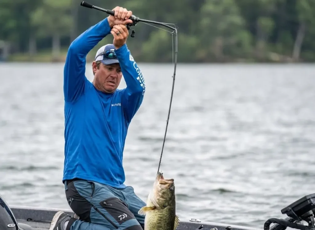 Angler high-sticking a Daiwa rod in a Columbia shirt showing dangerous vertical angle and rod stress.