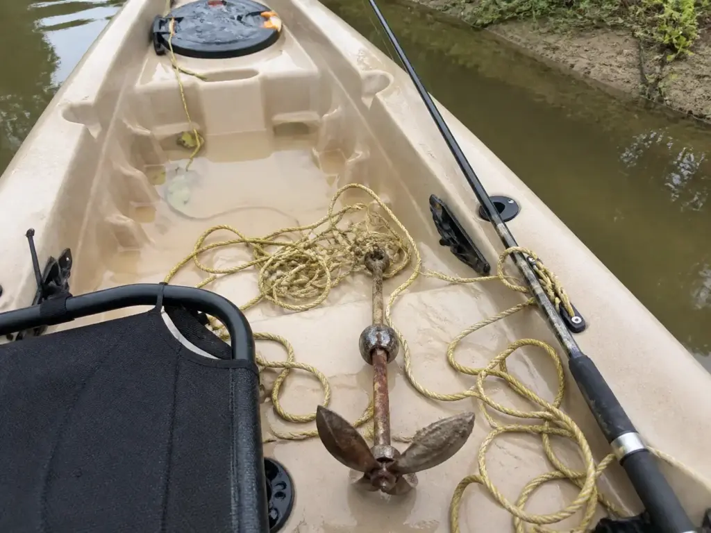 Loose anchor rope tied straight to a kayak cleat with no trolley, the setup that fails