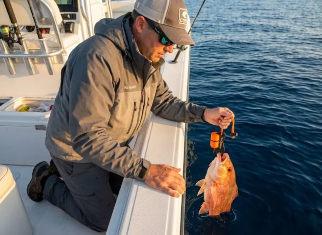 fish-descending-device-seaqualizer-release Angler using SeaQualizer fish descending device to release red snapper in Gulf of Mexico