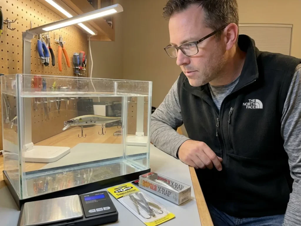 Testing suspending jerkbait buoyancy in aquarium after hook weight conversion with tungsten dots