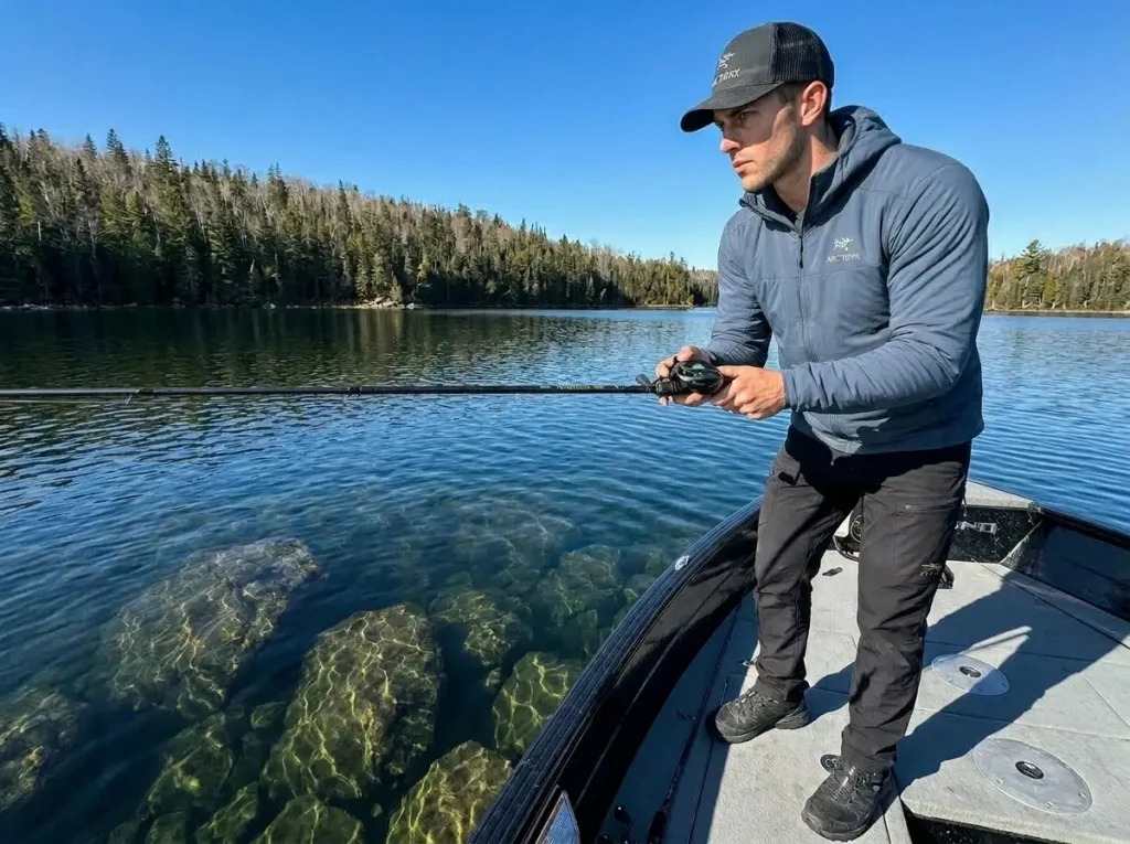 Pausing a glide bait to trigger peak feeding in thick cold water